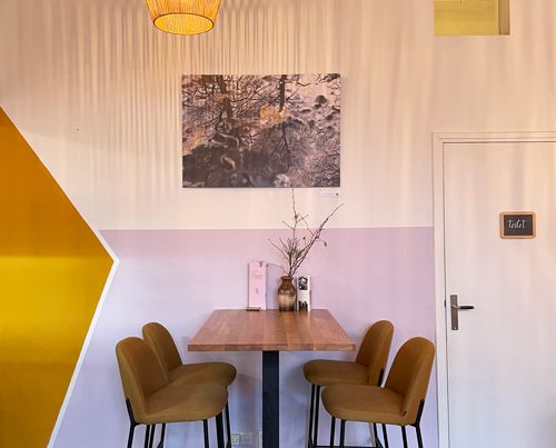 waterplas afdruk boven tafel in cafe
