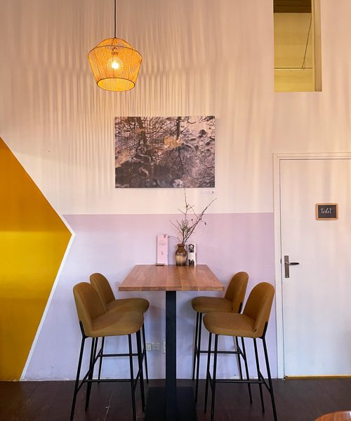 waterplas afdruk boven tafel in cafe